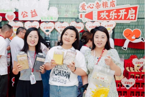 郑州太古可口可乐移动温暖小站_郑州太古可口可乐暖在一起公益活动_可口可乐圣诞节活动