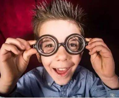 眼镜店雨天销售技巧_眼镜店营业高峰时段_眼镜店要来多久生意好