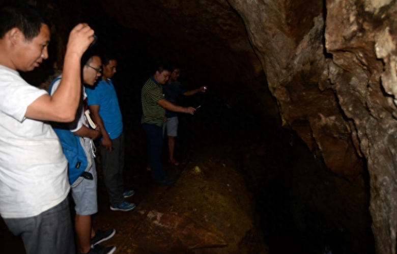 汉子在300米溶洞内养娃娃鱼,最大的40斤,售价让他很受伤