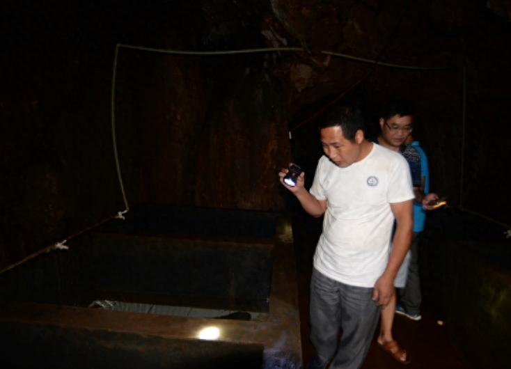 汉子在300米溶洞内养娃娃鱼,最大的40斤,售价让他很受伤