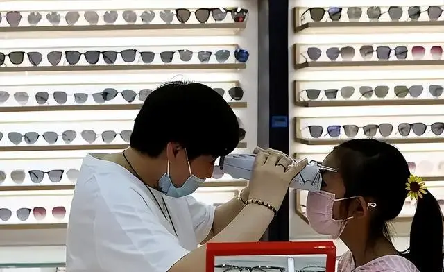 眼镜店倒闭原因_眼镜店要来多久生意好_眼镜店经营困境